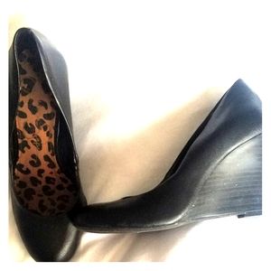 Jessica Simpson black wedges